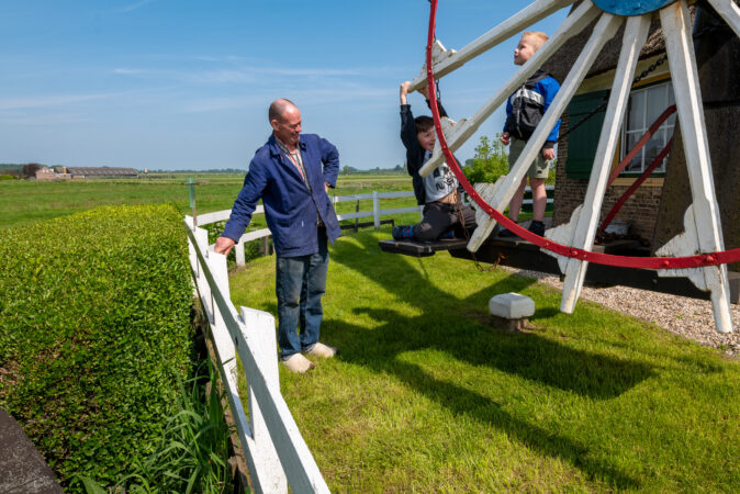 Molenaar leert kleine jingens het vak van molenaar. Jong geleerd, oud gedaan.